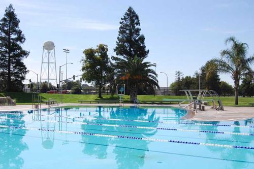 UC Davis rec pool